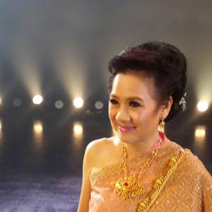 ดาวน์โหลดและฟังเพลง สงกรานต์ให้โชคดี พร้อมเนื้อเพลงจาก จิตรา ก่อนันทเกียรติ