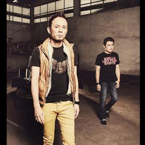 ดาวน์โหลดและฟังเพลง Kesalahan Cinta พร้อมเนื้อเพลงจาก Joker Band