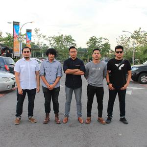 Dengarkan lagu Dua Kaki Berlari nyanyian Monalyssa dengan lirik