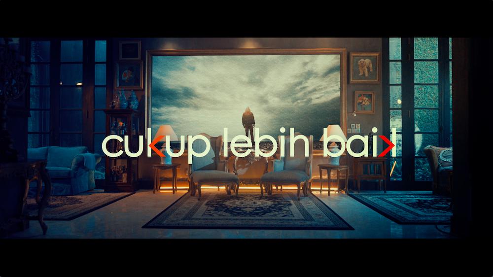 Ade Govinda feat. Fadly – Cukup Lebih Baik (Official Music Video)