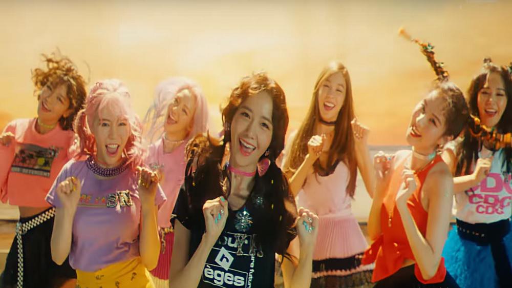 Girls' Generation 소녀시대_Holiday_Music Video
