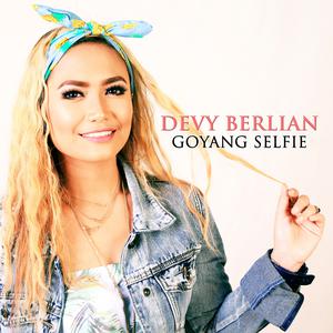 Dengarkan Goyang Selfie lagu dari Devy Berlian dengan lirik