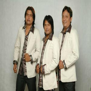 Dengarkan lagu Tung Holip nyanyian Century Trio dengan lirik
